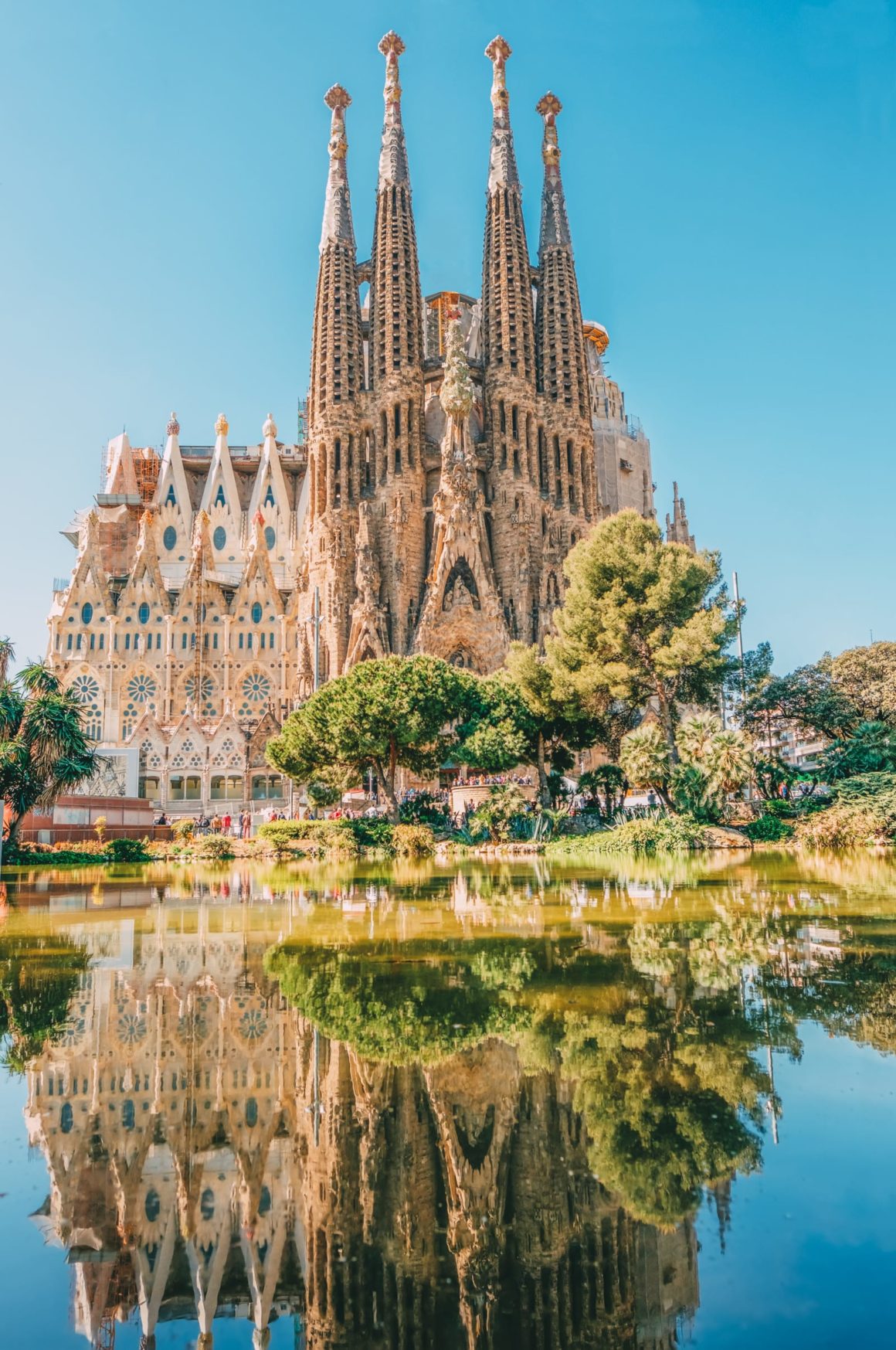 25-best-things-to-do-in-barcelona-spain-away-and-far