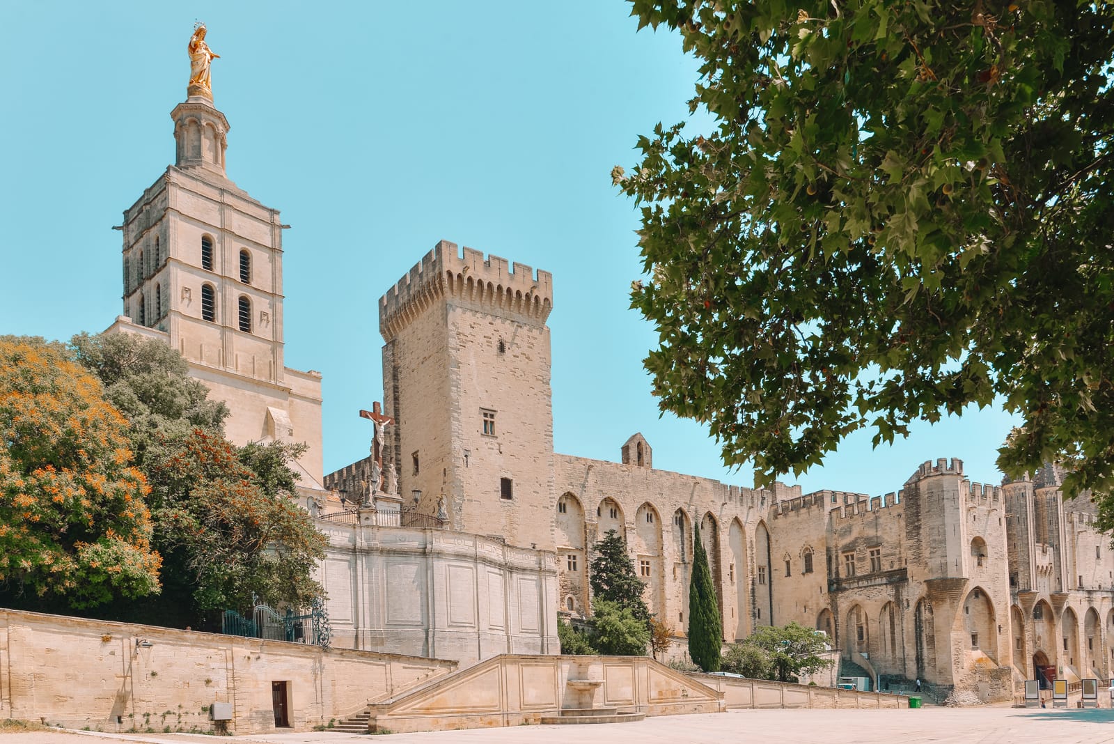 13 Best Things To Do In Avignon, France (12)