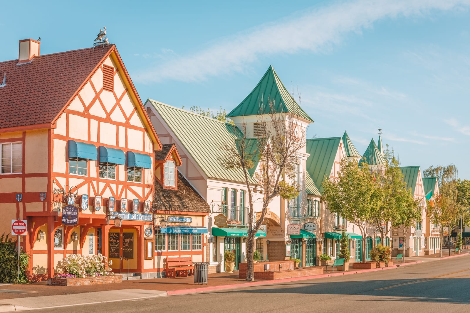 Many towns many. Штат Калифорния городок Сольванг. Солванг фото. Чарминг город. Small Town.